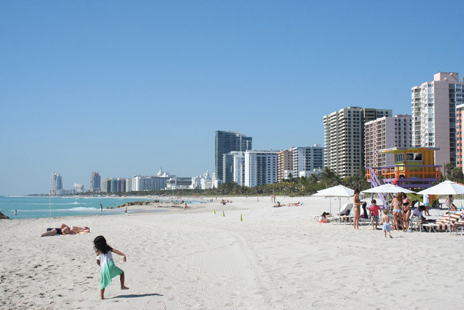 Strand und Skyline von South Beach, Miami.